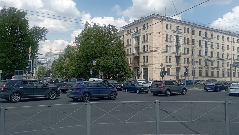 Скопление машин из-за неработающего светофора на углу Большого Сампсониевского проспекта и Кантемировской улицы в Петербурге.