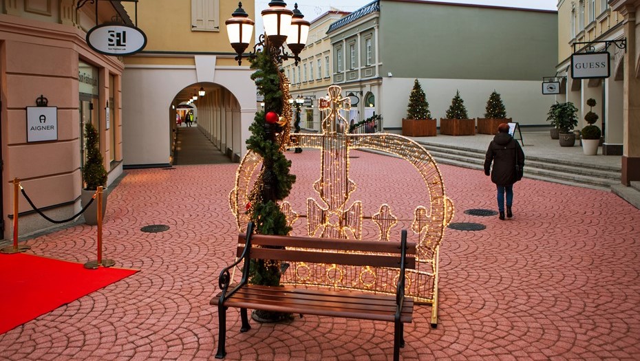 Аутлет-деревня "Царь" (Zsar Outlet Village) у границы Финляндии с Россией. Аутлет-деревня "Царь" (Zsar Outlet Village) у границы Финляндии с Россией.