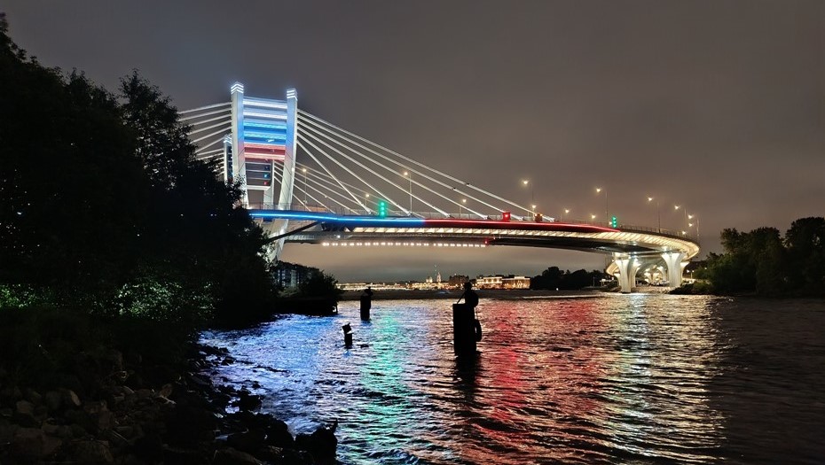 Праздничная подсветка мостов Петербурга в День России Праздничная подсветка мостов Петербурга в День России