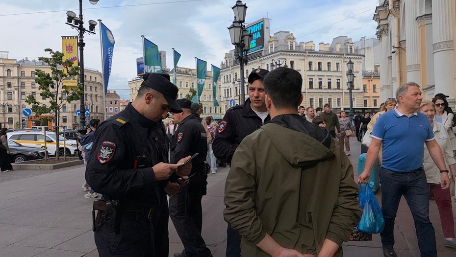 Сотрудники МВД организовали 16 рейдов, проверив более 640 иностранцев и лиц без гражданства Сотрудники МВД организовали 16 рейдов, проверив более 640 иностранцев и лиц без гражданства