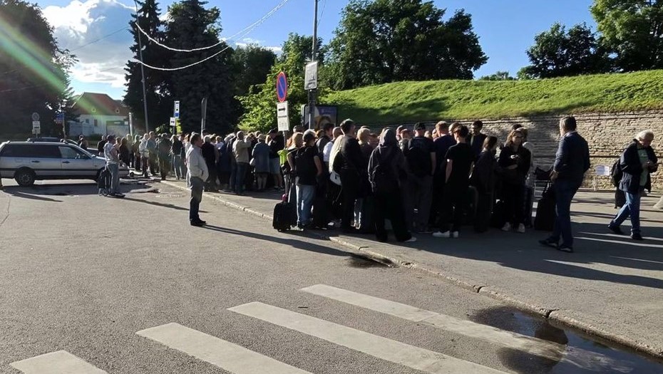 Обстановка у российской границы в Нарве после закрытия КПП 15 июня. Обстановка у российской границы в Нарве после закрытия КПП 15 июня.