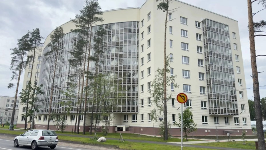 Здание нового общежития для сотрудников онкологической больницы в Песочном.