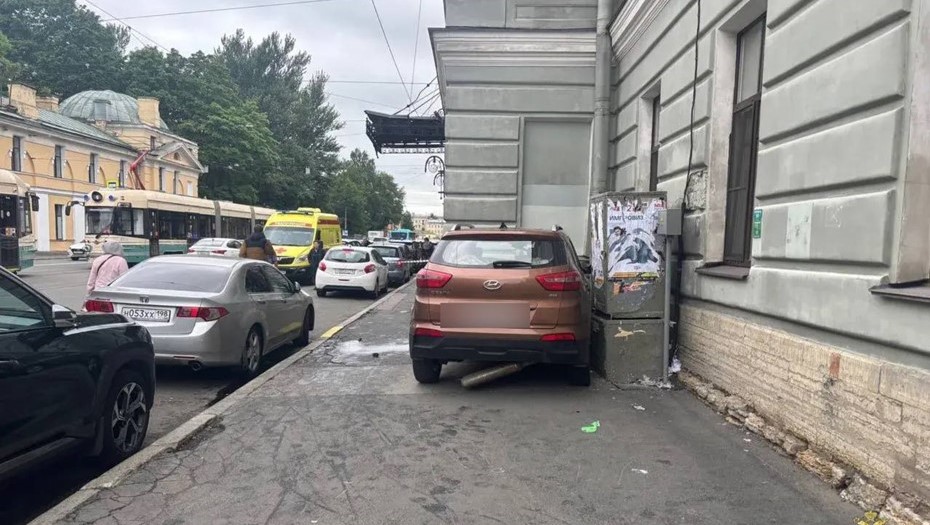 Последствия тяжёлого ДТП с пострадавшими на Боткинской улице в Петербурге. Последствия тяжёлого ДТП с пострадавшими на Боткинской улице в Петербурге.