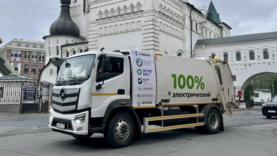 Первые электрические мусоровозы вышли на центральные улицы Петербурга Первые электрические мусоровозы вышли на центральные улицы Петербурга