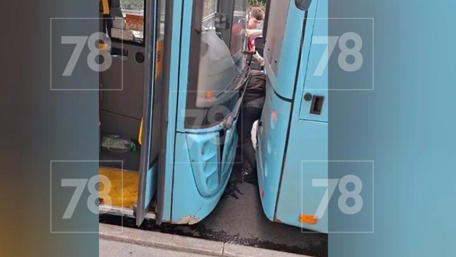 Мужчина оказался зажат автобусами возле метро "Парк Победы" Мужчина оказался зажат автобусами возле метро "Парк Победы"