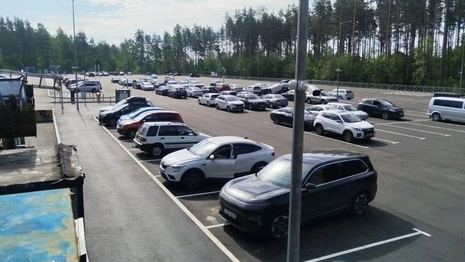 Новая парковка у онкоцентра в посёлке Песочный. Новая парковка у онкоцентра в посёлке Песочный.