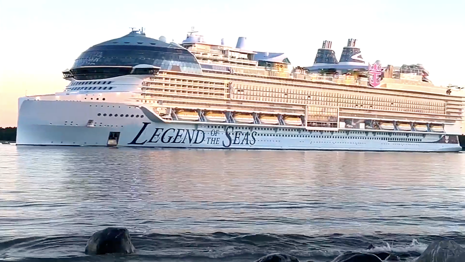 Лайнер Legend of the Seas снялся с якоря в Турку, Финляндия. Снимок с видео. Лайнер Legend of the Seas снялся с якоря в Турку, Финляндия. Снимок с видео.