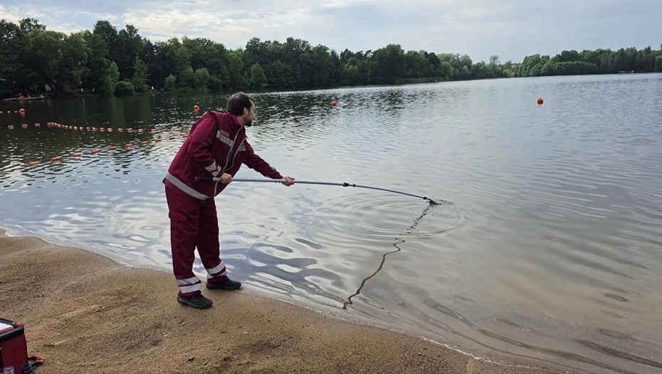 Отбор проб воды на пляже