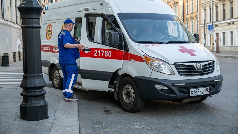 Врач садится в салон микроавтобуса скорой медицинской помощи. Врач садится в салон микроавтобуса скорой медицинской помощи.