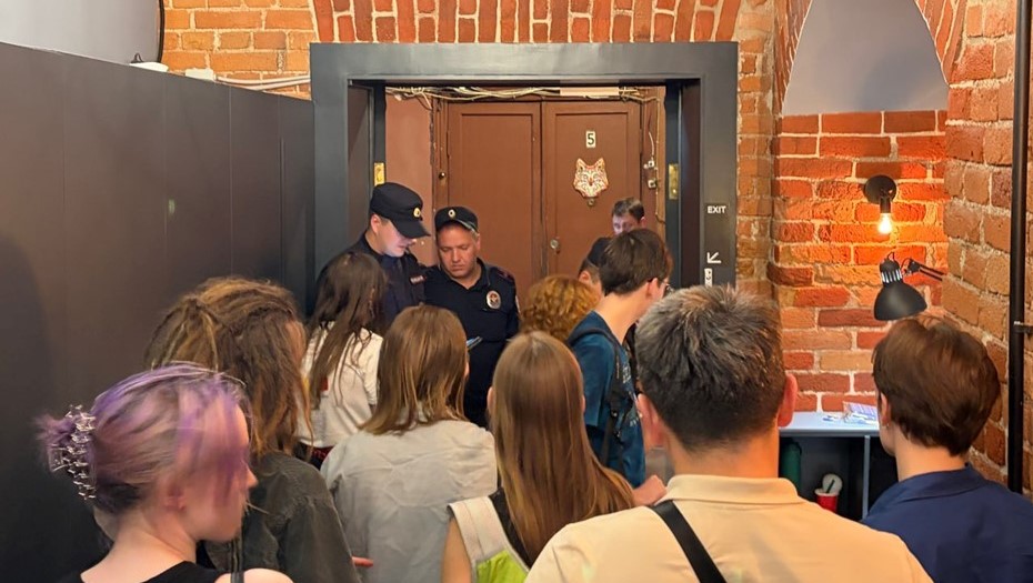 Полиция приостановила собрание партии "Рассвет" в Петербурге Полиция приостановила собрание партии "Рассвет" в Петербурге