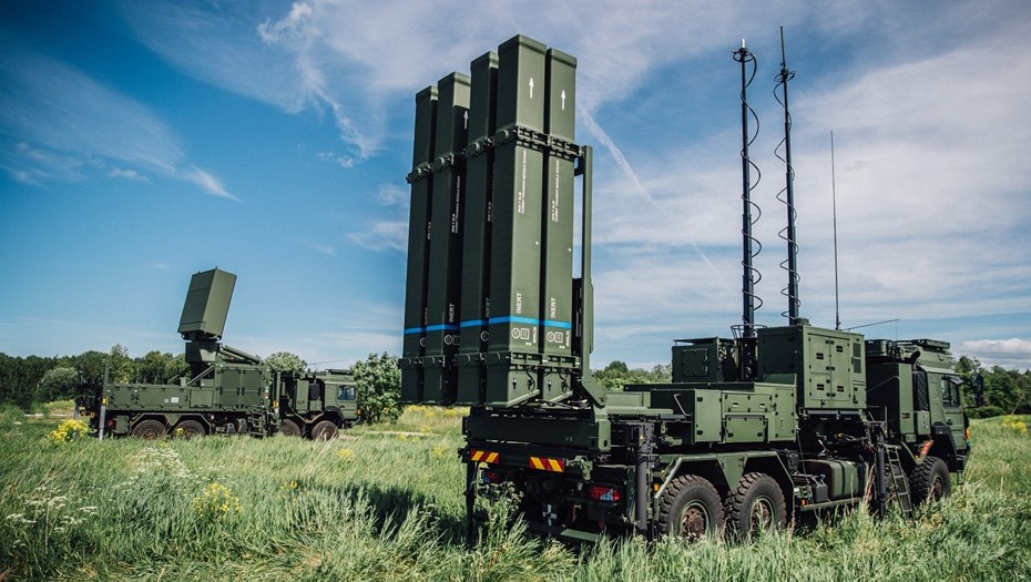 Комплекс IRIS-T SLM на авиабазе Эмари, Эстония. Комплекс IRIS-T SLM на авиабазе Эмари, Эстония.