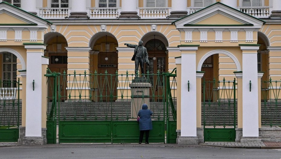 Смольный. Здание Смольного института благородных девиц. Резиденция губернатора Петербурга. Смольный. Здание Смольного института благородных девиц. Резиденция губернатора Петербурга.