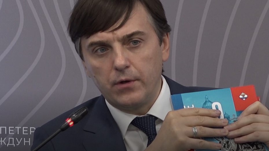 Глава Минпросвещения Кравцов показал новый учебник обществознания Глава Минпросвещения Кравцов показал новый учебник обществознания