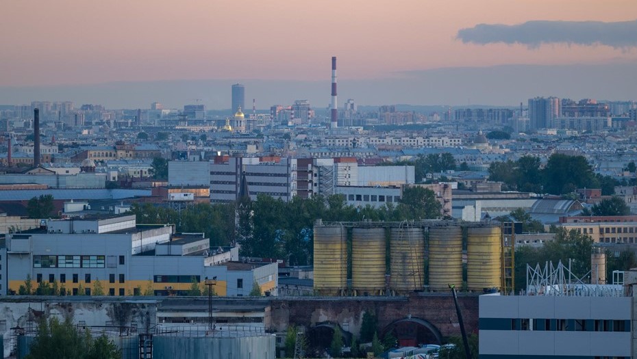 Панорама вечернего Петербурга. Исторический центр Перербурга в "ржавом кольце" промышленных зон и спальных районов с типовой многоэтажной застройкой.