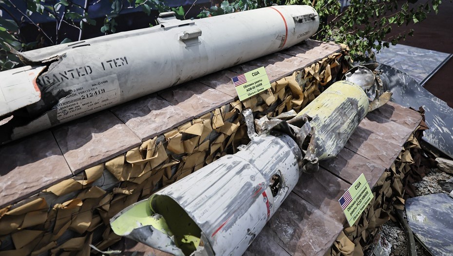 Обломки ракет AGM-88 Harm и РСЗО Himars производства США на выставке трофейной техники из зоны СВО.