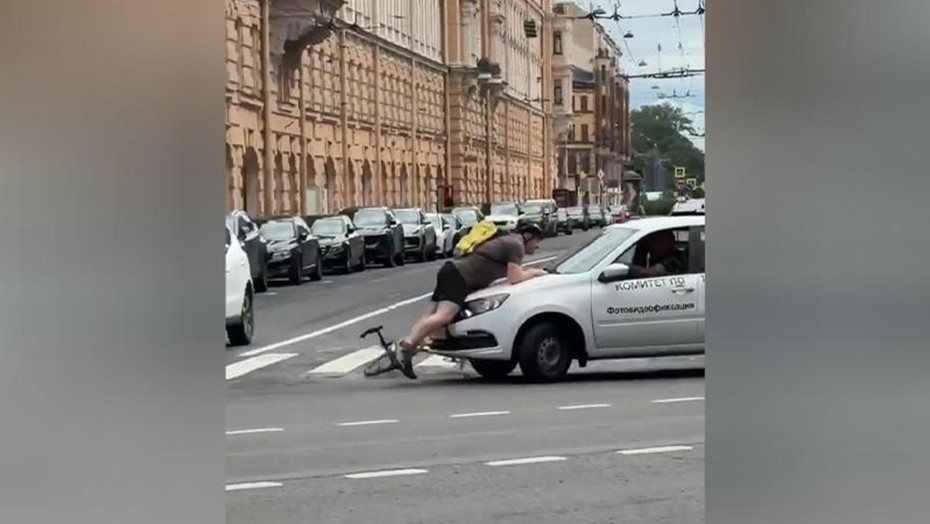 Водитель комитета по транспорту наехал на велосипедиста на Невском проспекте 