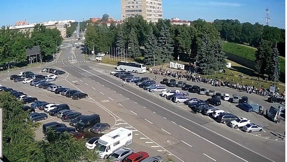 Очередь к границе с РФ 29 июня. Нарва, Эстония.