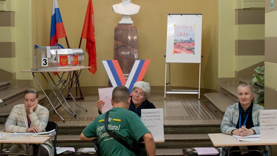 Голосование на избирательном участке в Адмиралтейском районе Петербурга.