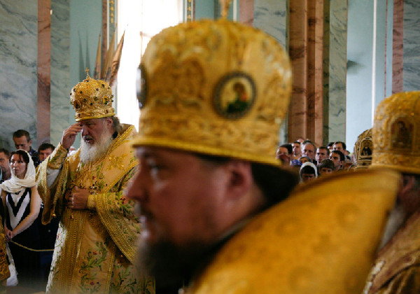 Отражение часов патриарха на столе