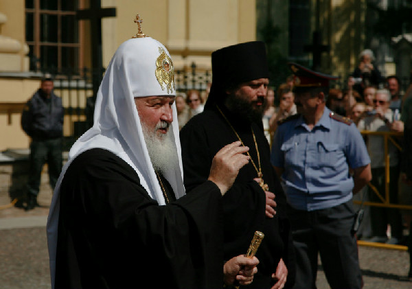 Отражение часов патриарха на столе