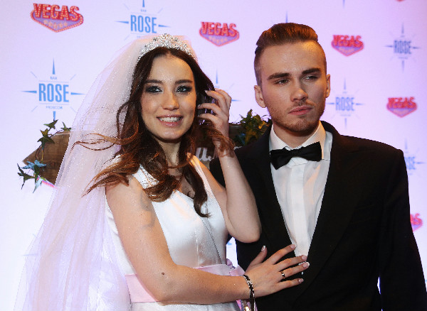 Пойыздағы секс туралы порно видео Тіс дәрігері емделушіге есірткі ішіп, ұрсып тастады.